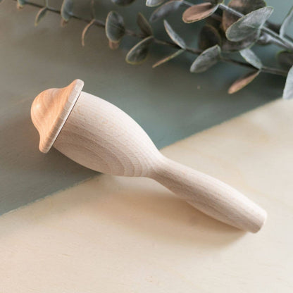 Creatieve rammelaar "Frieda" vulling & kleur | houten speelgoed