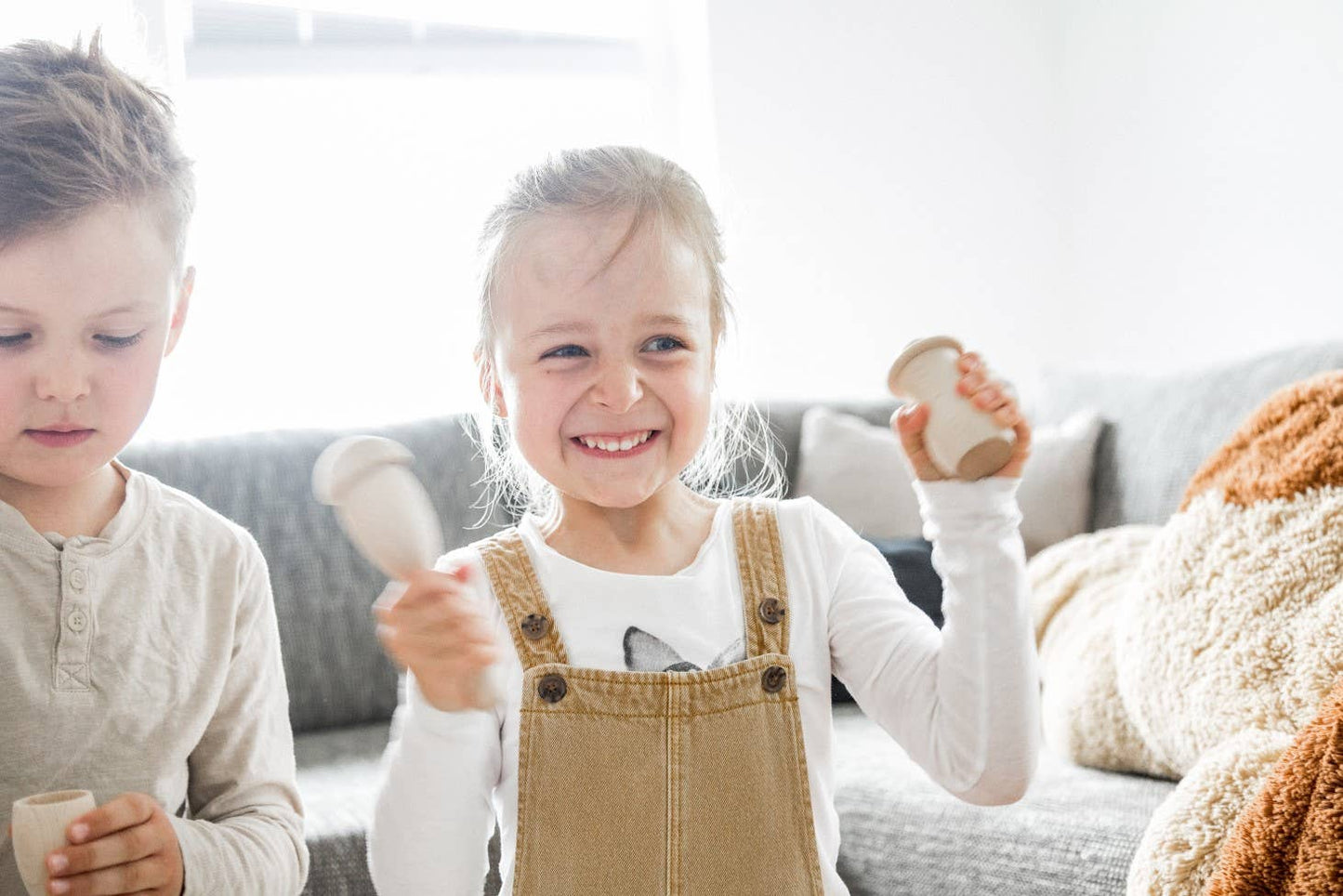 Creatieve rammelaar "Frieda" vulling & kleur | houten speelgoed